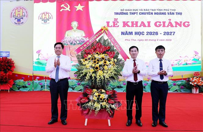 Đồng chí Trần Duy Đông, Chủ tịch tỉnh Phú Thọ chúc mừng thầy và trò Trường THPT Chuyên Hoàng Văn Thụ. Ảnh: Thanh Hải - TTXVN 
