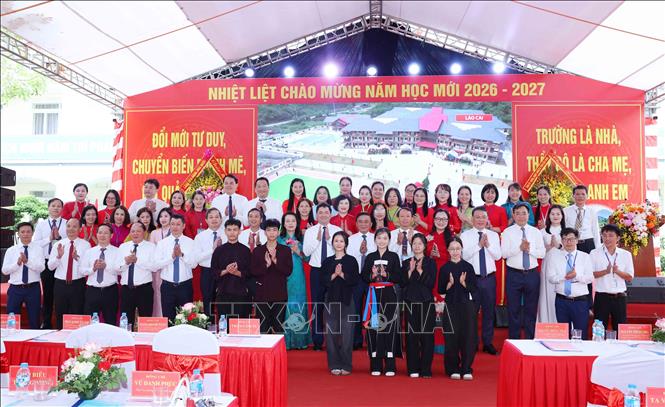 Thường trực Ban Bí thư Trần Cẩm Tú cùng tập thể giáo viên, học sinh trường Phổ thông Dân tộc nội trú tỉnh Bắc Ninh. Ảnh: Phương Hoa - TTXVN