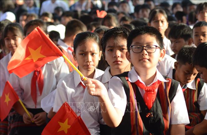 Các học sinh Trường phổ thông nội trú Tiểu học và Trung học cơ sở tại xã A Lưới 3 phấn khởi tham dự khai giảng năm học mới. Ảnh: Văn Dũng-TTXVN
