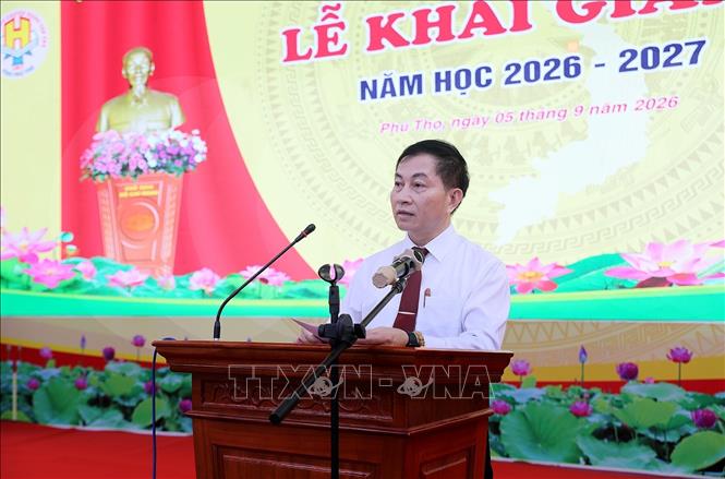 Hiệu trưởng Bùi Văn Đường, Trường THPT Chuyên Hoàng Văn Thụ phát biểu tại lễ khai giảng năm học mới. Ảnh: Thanh Hải - TTXVN 