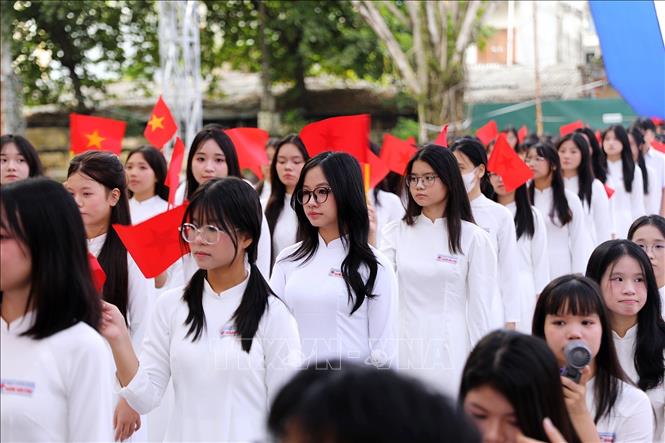 Học sinh Trường THPT Chuyên Hoàng Văn Thụ hân hoan trong lễ khai giảng năm học mới. Ảnh: Thanh Hải - TTXVN  