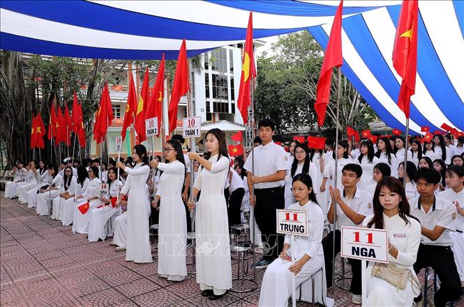 Trường THPT Chuyên Hoàng Văn Thụ rộn ràng trong lễ khai giảng năm học mới. Ảnh: Thanh Hải - TTXVN 