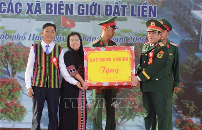 Quân ủy Trung ương, Bộ Quốc Phòng tặng quà cho Trường Phổ thông nội trú Tiểu học và Trung học cơ sở A Lưới 3. Ảnh: Văn Dũng-TTXVN