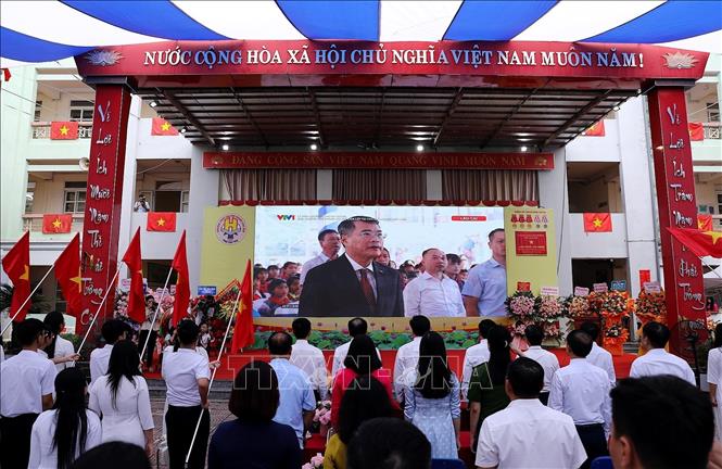 Trường THPT Chuyên Hoàng Văn Thụ xem trực tiếp lễ khai giảng được truyền hình trực tiếp toàn quốc. Ảnh: Thanh Hải - TTXVN