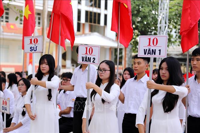 Các em học sinh lớp 10 hân hoan trong lễ khai giảng tại Trường THPT Chuyên Hoàng Văn Thụ. Ảnh: Thanh Hải - TTXVN 