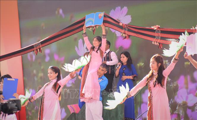 Chương trình văn nghệ tại Trường Phổ thông nội trú Tiểu học và Trung học cơ sở tại xã A Lưới 3. Ảnh: Văn Dũng-TTXVN