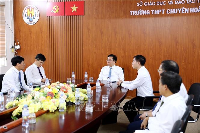 Đồng chí Trần Duy Đông, Chủ tịch tỉnh Phú Thọ trao đổi công tác giáo dục với lãnh đạo Trường THPT Chuyên Hoàng Văn Thụ. Ảnh: Thanh Hải - TTXVN 