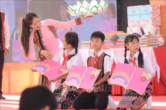 Chương trình văn nghệ tại Trường phổ thông nội trú Tiểu học và Trung học cơ sở tại xã A Lưới 3. Ảnh: Văn Dũng-TTXVN