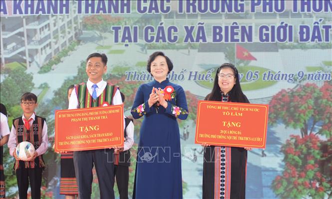 Phó Thủ tướng Phạm Thị Thanh Trà trao quà cho Trường Phổ thông nội trú Tiểu học và Trung học cơ sở tại xã A Lưới 3. Ảnh: Văn Dũng-TTXVN
