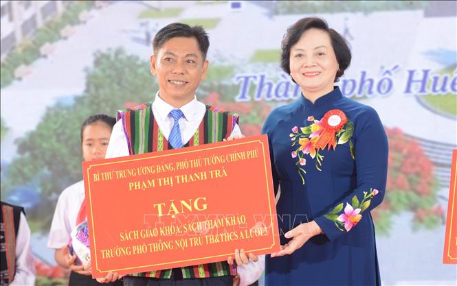 Phó Thủ tướng Phạm Thị Thanh Trà trao quà cho Trường Phổ thông nội trú Tiểu học và Trung học cơ sở tại xã A Lưới 3. Ảnh: Văn Dũng-TTXVN
