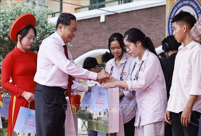 Chủ tịch Quốc hội Trần Thanh Mẫn tặng quà cho học sinh có thành tích xuất sắc của Trường THPT Lê Quý Đôn (Hưng Yên). Ảnh: Doãn Tấn - TTXVN