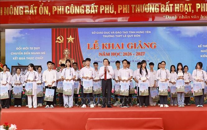 Chủ tịch Quốc hội Trần Thanh Mẫn tặng quà cho học sinh có thành tích xuất sắc của Trường THPT Lê Quý Đôn (Hưng Yên). Ảnh: Doãn Tấn - TTXVN