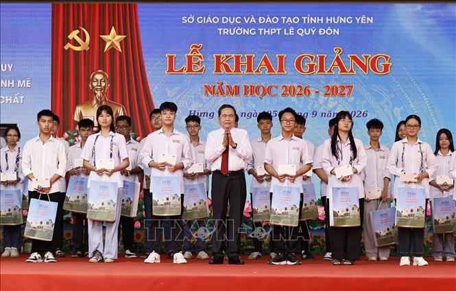 Chủ tịch Quốc hội Trần Thanh Mẫn tặng quà cho học sinh có thành tích xuất sắc của Trường THPT Lê Quý Đôn (Hưng Yên). Ảnh: Doãn Tấn - TTXVN