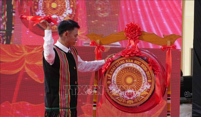 Thầy Nguyễn Đức Thư, Hiệu trưởng Trường phổ thông nội trú liên cấp tiểu học và trung học cơ sở Dục Nông đánh trống khai giảng. Ảnh: Cao Nguyên - TTXVN