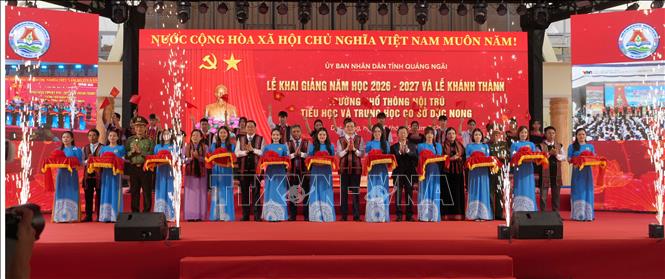 Các đại biểu cắt băng khánh thành Trường phổ thông nội trú liên cấp tiểu học và trung học cơ sở Dục Nông đánh trống khai giảng. Ảnh: Cao Nguyên - TTXVN