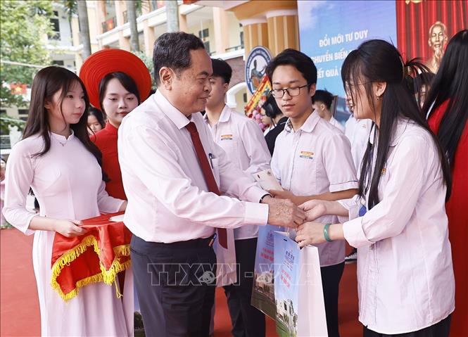 Chủ tịch Quốc hội Trần Thanh Mẫn tặng quà cho học sinh có thành tích xuất sắc của Trường THPT Lê Quý Đôn (Hưng Yên). Ảnh: Doãn Tấn - TTXVN