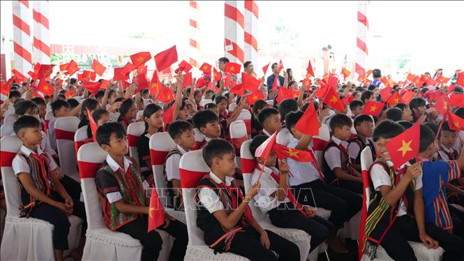 Niềm vui của các học sinh trò Trường phổ thông nội trú liên cấp tiểu học và trung học cơ sở Dục Nông. Ảnh: Cao Nguyên - TTXVN