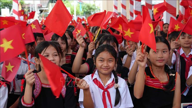 Niềm vui của các học sinh trò Trường phổ thông nội trú liên cấp tiểu học và trung học cơ sở Dục Nông. Ảnh: Cao Nguyên - TTXVN
