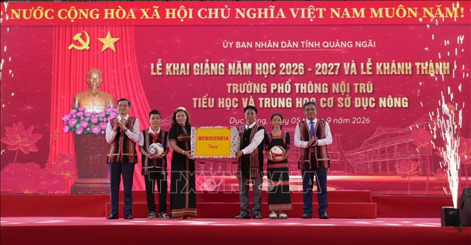 Thừa ủy quyền, Ủy viên Bộ Chính trị, Giám đốc Học viện Chính trị Quốc gia Hồ Chí Minh Đoàn Minh Huấn và lãnh đạo tỉnh Quảng Ngãi tặng quà của Tổng Bí thư, Chủ tịch nước Tô Lâm cho thầy và trò Trường phổ thông nội trú liên cấp tiểu học và trung học cơ sở Dục Nông. Ảnh: Cao Nguyên - TTXVN