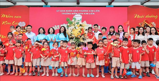 Đại diện Ban phụ huynh tặng hoa chúc mừng Trường mầm non Kim Liên (Hà Nội) nhân dịp Khai giảng năm học mới. Ảnh: Lê Đông - TTXVN