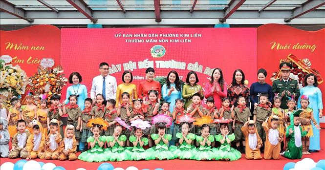 Các đại biểu tham dự lễ Khai giảng năm học mới chụp ảnh lưu niệm tại Trường mầm non Kim Liên (Hà Nội). Ảnh: Lê Đông - TTXVN