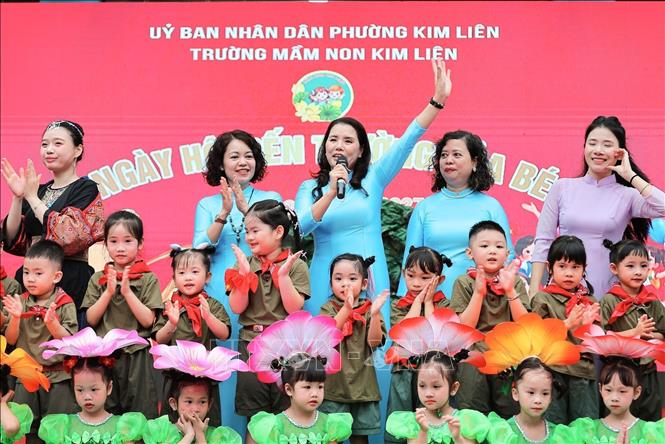Cô Chu Thu Thanh, Hiệu trưởng Trường mầm non Kim Liên (Hà Nội) phát biểu tại lễ Khai giảng năm học mới. Ảnh: Lê Đông - TTXVN