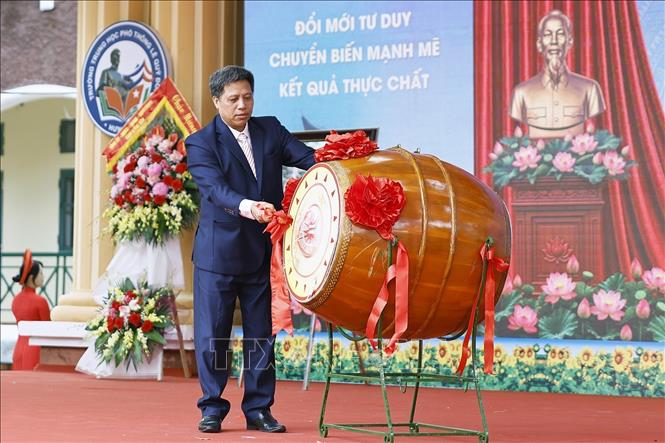 Hiệu trưởng Trường THPT Lê Quý Đôn Phạm Văn Long đánh trống khai giảng năm học mới. Ảnh: Doãn Tấn - TTXVN