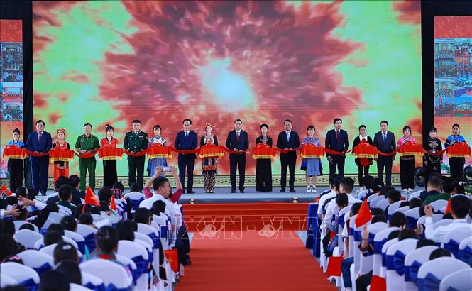 Thủ tướng Lê Minh Hưng và các đại biểu cắt băng khánh thành Trường Phổ thông nội trú liên cấp Tiểu học và Trung học cơ sở Mường Khương, xã Mường Khương, tỉnh Lào Cai. Ảnh: Dương Giang – TTXVN
