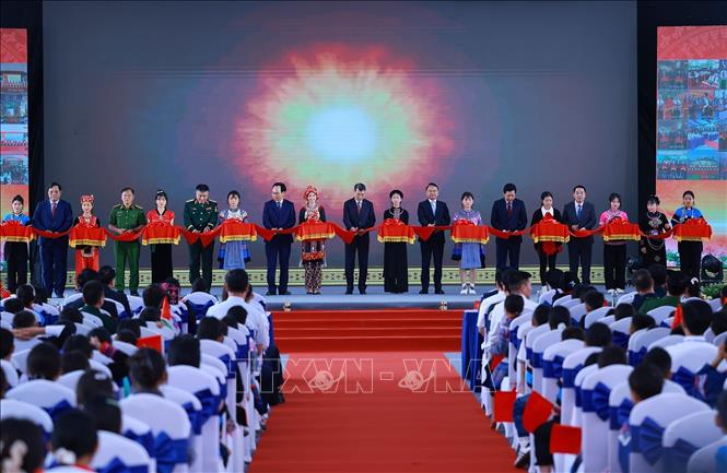 Thủ tướng Lê Minh Hưng và các đại biểu cắt băng khánh thành Trường Phổ thông nội trú liên cấp Tiểu học và Trung học cơ sở Mường Khương, xã Mường Khương, tỉnh Lào Cai. Ảnh: Dương Giang – TTXVN
