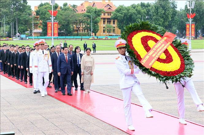 Tổng thống nước Cộng hòa Liên bang Myanmar Min Aung Hlaing và Phu nhân Kyu Kyu Hla cùng đoàn đại biểu cấp cao đến đặt vòng hoa và vào Lăng viếng Chủ tịch Hồ Chí Minh. Ảnh: An Đăng - TTXVN