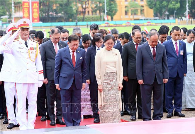 Tổng thống nước Cộng hòa Liên bang Myanmar Min Aung Hlaing và Phu nhân Kyu Kyu Hla cùng đoàn đại biểu cấp cao thành kính tưởng niệm Chủ tịch Hồ Chí Minh. Ảnh: An Đăng - TTXVN