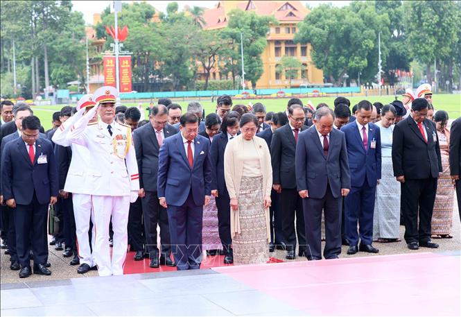 Tổng thống nước Cộng hòa Liên bang Myanmar Min Aung Hlaing và Phu nhân Kyu Kyu Hla cùng đoàn đại biểu cấp cao thành kính tưởng niệm Chủ tịch Hồ Chí Minh. Ảnh: An Đăng - TTXVN