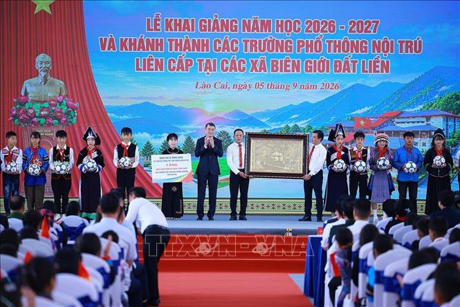 Thủ tướng Lê Minh Hưng tặng quà của Tổng Bí thư, Chủ tịch nước Tô Lâm cho Trường Phổ thông nội trú liên cấp Tiểu học và Trung học cơ sở Mường Khương, xã Mường Khương, tỉnh Lào Cai. Ảnh: Dương Giang – TTXVN
