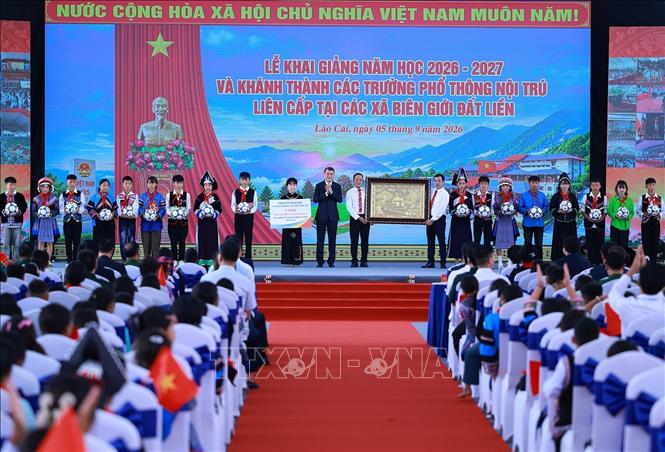 Thủ tướng Lê Minh Hưng tặng quà của Tổng Bí thư, Chủ tịch nước Tô Lâm cho Trường Phổ thông nội trú liên cấp Tiểu học và Trung học cơ sở Mường Khương, xã Mường Khương, tỉnh Lào Cai. Ảnh: Dương Giang – TTXVN
