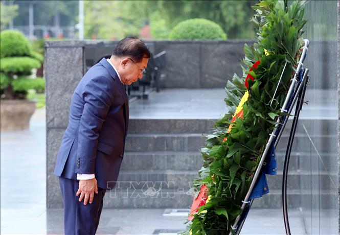 Tổng thống nước Cộng hòa Liên bang Myanmar Min Aung Hlaing dâng hoa tưởng niệm Chủ tịch Hồ Chí Minh. Ảnh: An Đăng - TTXVN
