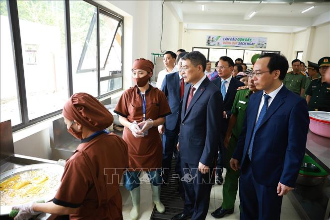 Thủ tướng Lê Minh Hưng thăm và kiểm tra cơ sở vật chất của Trường Phổ thông nội trú liên cấp Tiểu học và Trung học cơ sở Mường Khương, xã Mường Khương, tỉnh Lào Cai. Ảnh: Dương Giang – TTXVN
