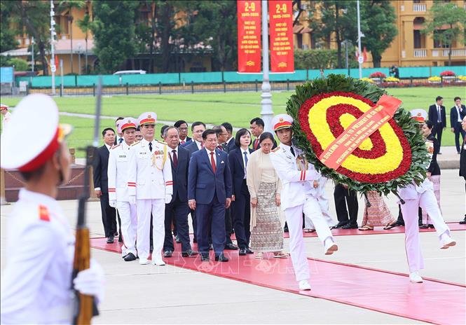Tổng thống nước Cộng hòa Liên bang Myanmar Min Aung Hlaing và Phu nhân Kyu Kyu Hla cùng đoàn đại biểu cấp cao đến đặt vòng hoa và vào Lăng viếng Chủ tịch Hồ Chí Minh. Ảnh: An Đăng - TTXVN