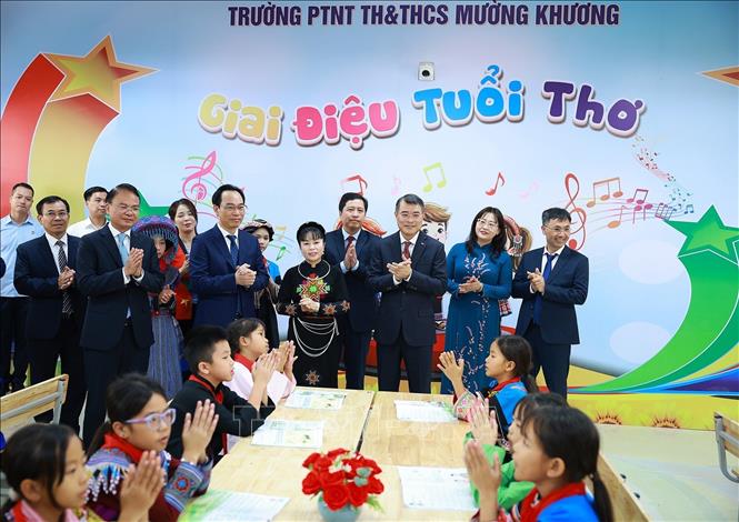 Thủ tướng Lê Minh Hưng thăm, kiểm tra cơ sở vật chất và trang thiết bị dạy và  học của Trường Phổ thông nội trú liên cấp Tiểu học và Trung học cơ sở Mường Khương, xã Mường Khương, tỉnh Lào Cai. Ảnh: Dương Giang – TTXVN
