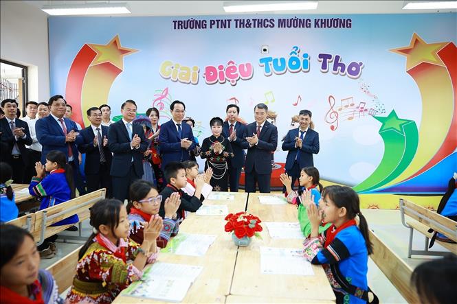 Thủ tướng Lê Minh Hưng thăm, kiểm tra cơ sở vật chất và trang thiết bị dạy và  học của Trường Phổ thông nội trú liên cấp Tiểu học và Trung học cơ sở Mường Khương, xã Mường Khương, tỉnh Lào Cai. Ảnh: Dương Giang – TTXVN