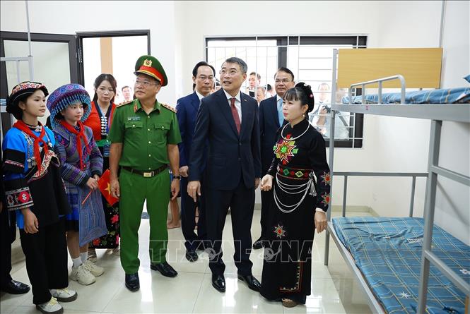 Thủ tướng Lê Minh Hưng thăm và kiểm tra cơ sở vật chất của Trường Phổ thông nội trú liên cấp Tiểu học và Trung học cơ sở Mường Khương, xã Mường Khương, tỉnh Lào Cai. Ảnh: Dương Giang – TTXVN
