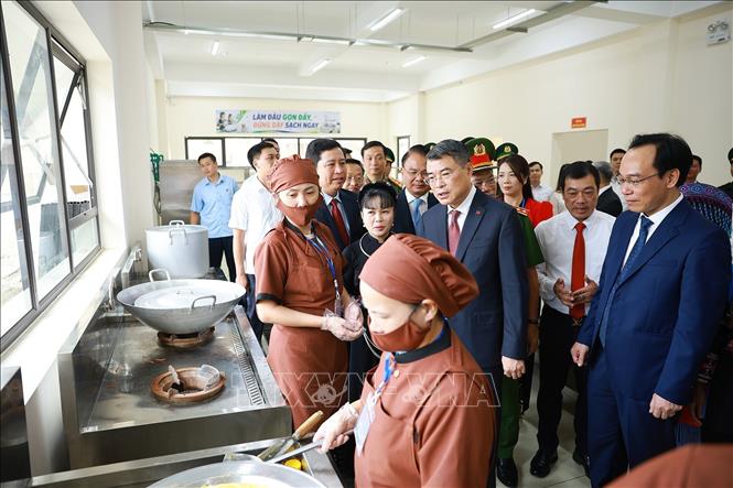 Thủ tướng Lê Minh Hưng thăm và kiểm tra cơ sở vật chất của Trường Phổ thông nội trú liên cấp Tiểu học và Trung học cơ sở Mường Khương, xã Mường Khương, tỉnh Lào Cai. Ảnh: Dương Giang – TTXVN
