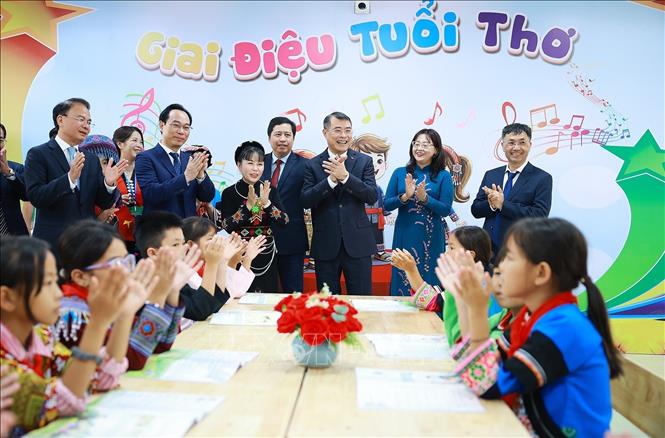Thủ tướng Lê Minh Hưng thăm, kiểm tra cơ sở vật chất và trang thiết bị dạy và  học của Trường Phổ thông nội trú liên cấp Tiểu học và Trung học cơ sở Mường Khương, xã Mường Khương, tỉnh Lào Cai. Ảnh: Dương Giang – TTXVN