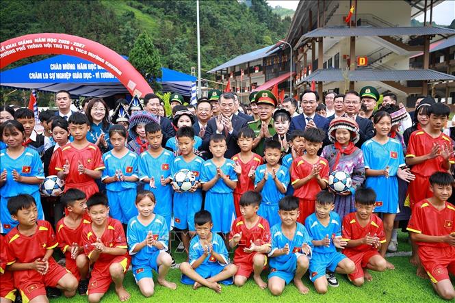 Thủ tướng Lê Minh Hưng với học sinh Trường Phổ thông nội trú liên cấp Tiểu học và Trung học cơ sở Mường Khương, xã Mường Khương, tỉnh Lào Cai. Ảnh: Dương Giang – TTXVN