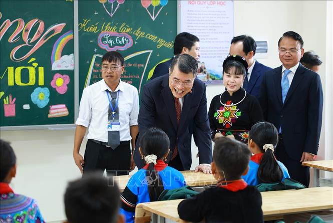 Thủ tướng Lê Minh Hưng thăm, kiểm tra cơ sở vật chất và trang thiết bị dạy và học của Trường Phổ thông nội trú liên cấp Tiểu học và Trung học cơ sở Mường Khương, xã Mường Khương, tỉnh Lào Cai. Ảnh: Dương Giang – TTXVN