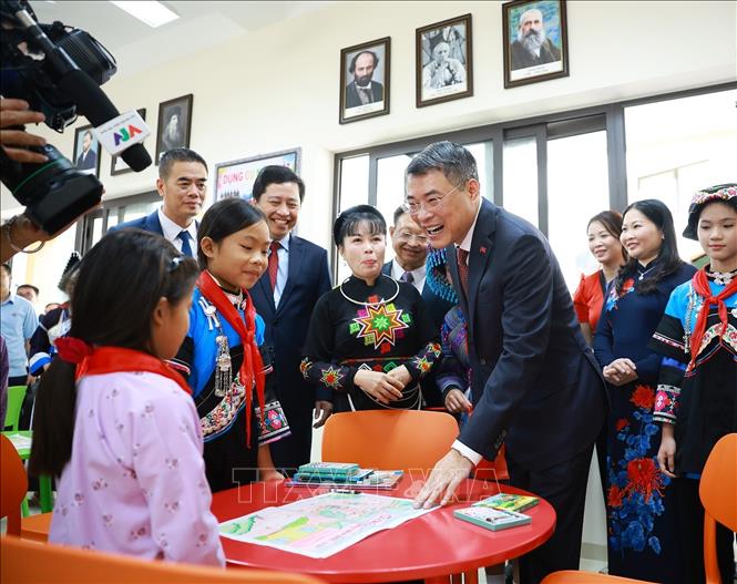 Thủ tướng Lê Minh Hưng thăm, kiểm tra cơ sở vật chất và trang thiết bị dạy và học của Trường Phổ thông nội trú liên cấp Tiểu học và Trung học cơ sở Mường Khương, xã Mường Khương, tỉnh Lào Cai. Ảnh: Dương Giang – TTXVN