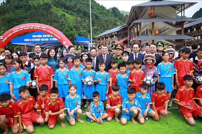Thủ tướng Lê Minh Hưng với học sinh Trường Phổ thông nội trú liên cấp Tiểu học và Trung học cơ sở Mường Khương, xã Mường Khương, tỉnh Lào Cai. Ảnh: Dương Giang – TTXVN