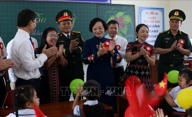 Phó Thủ tướng Phạm Thị Thanh Trà tham quan một lớp học của Trường Phổ thông nội trú Tiểu học và Trung học cơ sở xã A Lưới 3, thành phố Huế. Ảnh: Văn Dũng-TTXVN