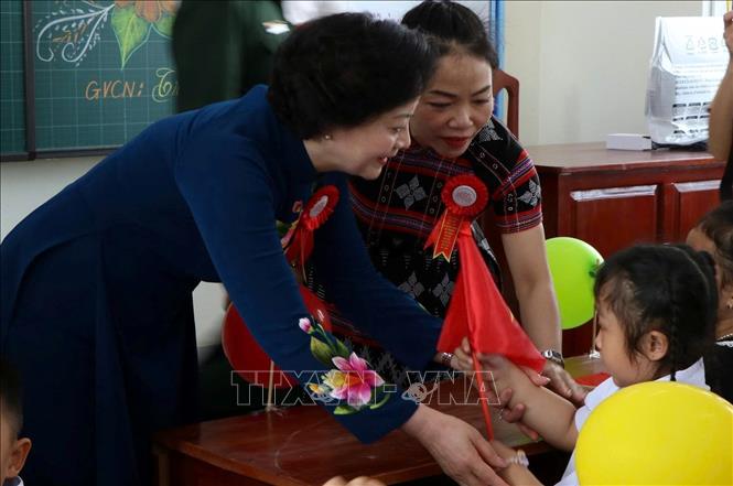 Phó Thủ tướng Phạm Thị Thanh Trà thăm hỏi học sinh và giáo viên Trường Phổ thông nội trú Tiểu học và Trung học cơ sở xã A Lưới 3, thành phố Huế. Ảnh: Văn Dũng-TTXVN