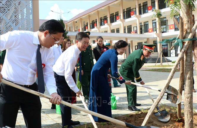 Phó Thủ tướng Phạm Thị Thanh Trà trồng cây tại Trường Phổ thông nội trú Tiểu học và Trung học cơ sở xã A Lưới 3, thành phố Huế. Ảnh: Văn Dũng-TTXVN