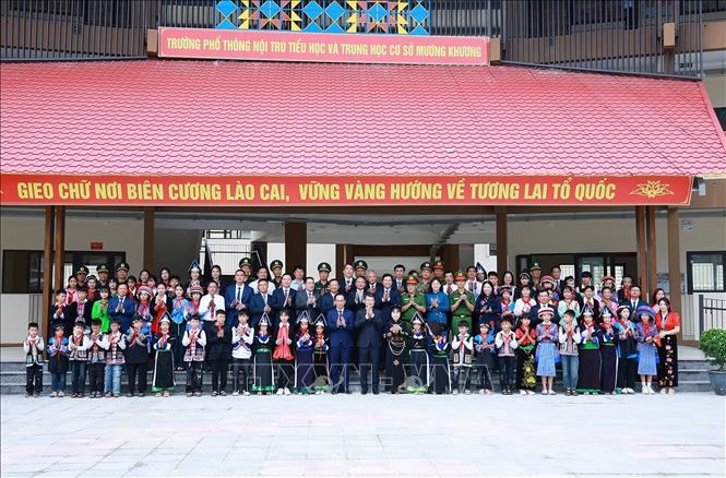 Thủ tướng Lê Minh Hưng với giáo viên và học sinh Trường Phổ thông nội trú liên cấp Tiểu học và Trung học cơ sở Mường Khương, xã Mường Khương, tỉnh Lào Cai. Ảnh: Dương Giang – TTXVN
